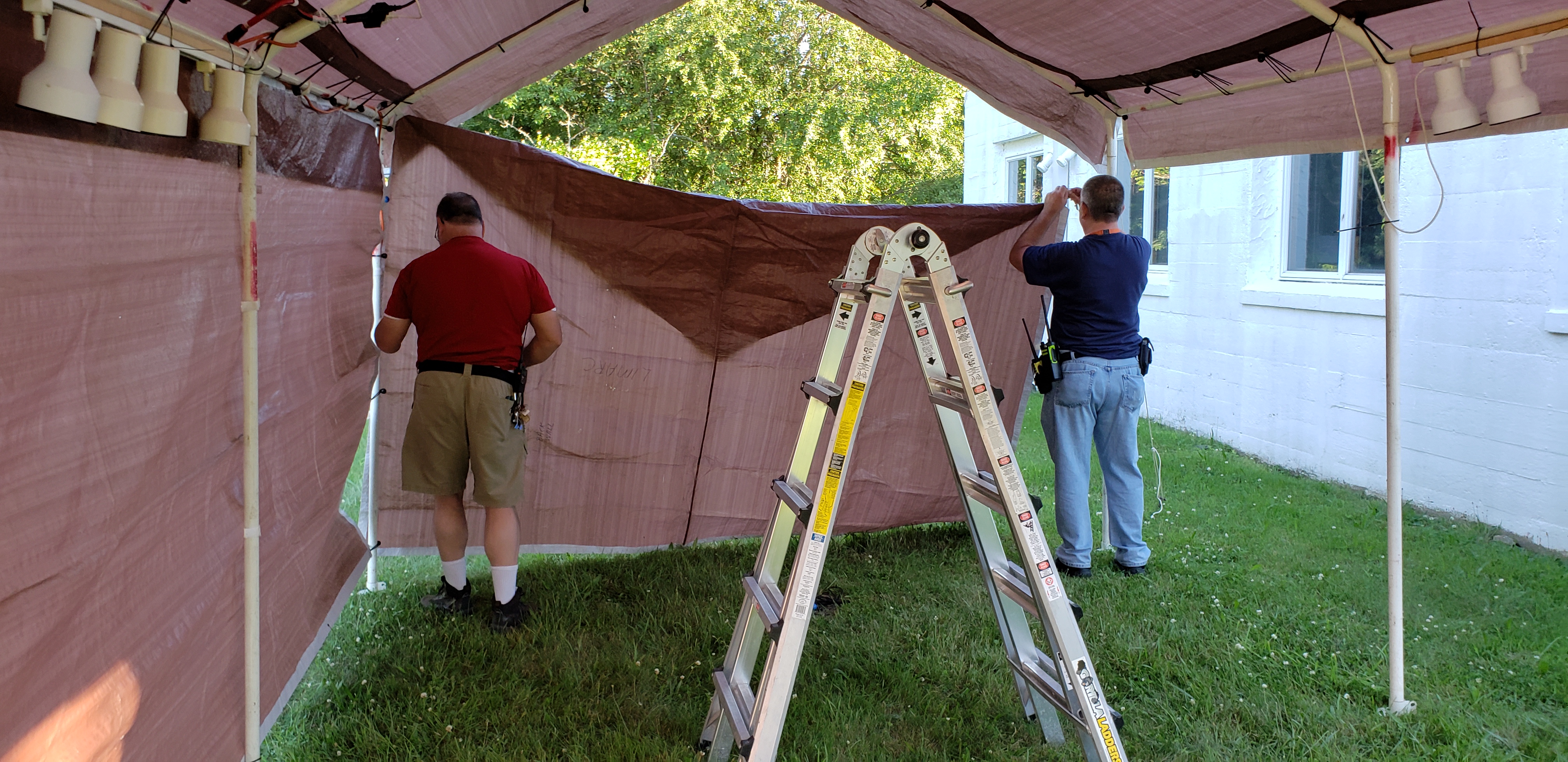 Jeff-and-Marting-assembling-dining-tent